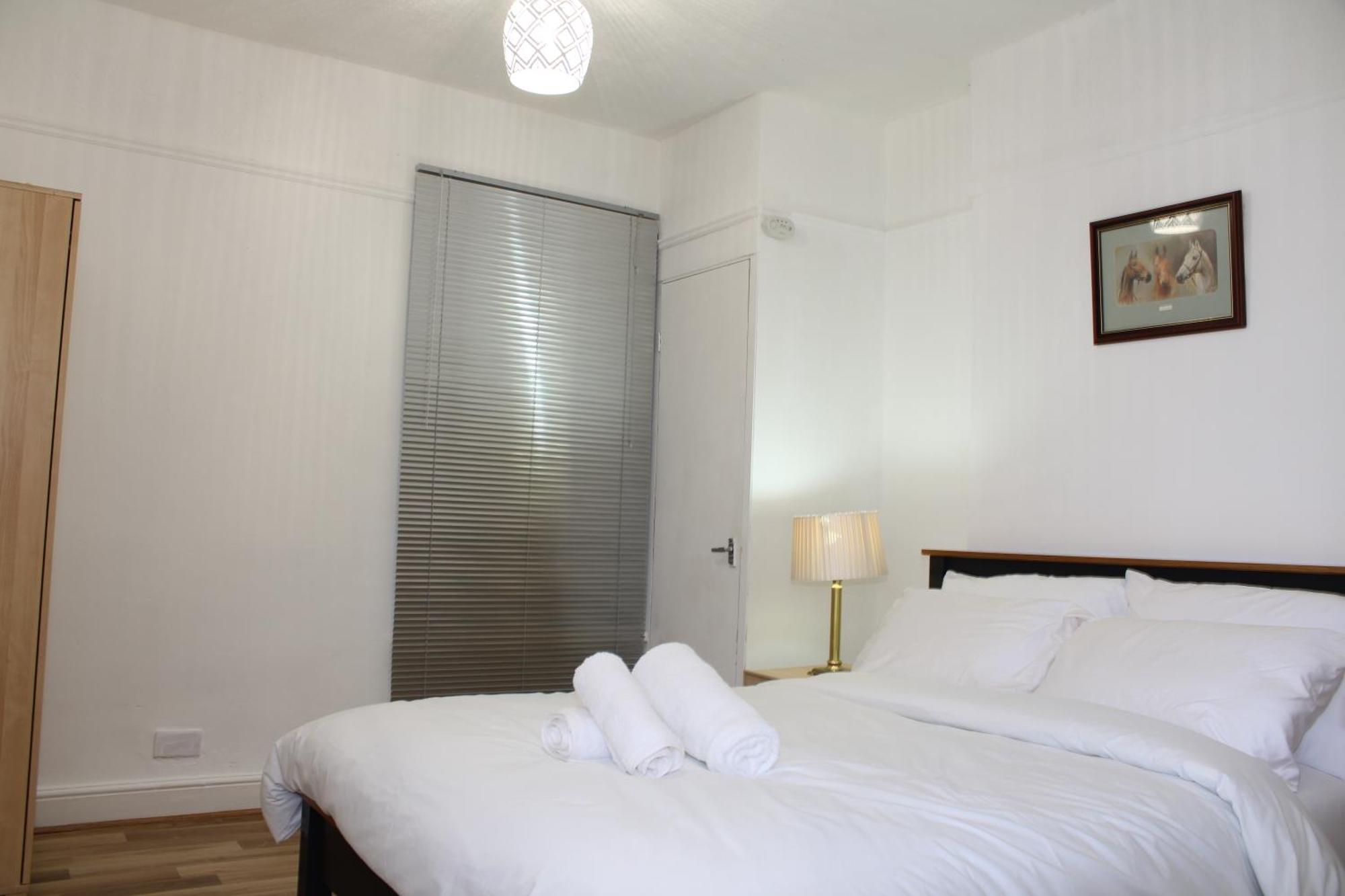 F2S Serviced Apartments 2Bedroom Terrace House With Free Wifi Netflix Suitable For Contractors Walking Distance To Train Station Дарби Екстериор снимка