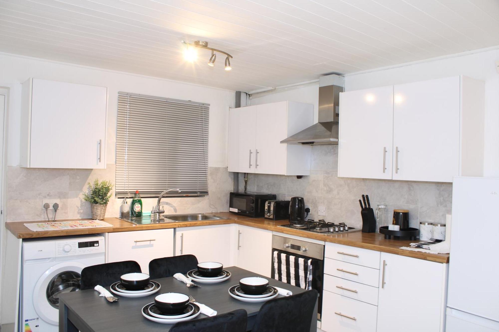 F2S Serviced Apartments 2Bedroom Terrace House With Free Wifi Netflix Suitable For Contractors Walking Distance To Train Station Дарби Екстериор снимка