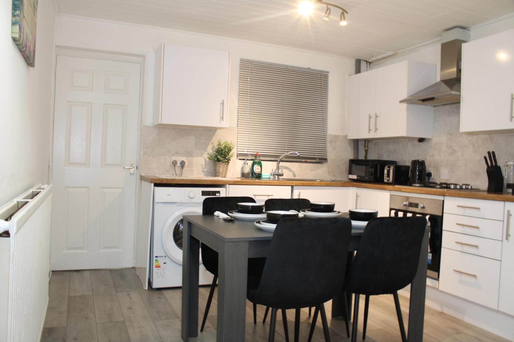 F2S Serviced Apartments 2Bedroom Terrace House With Free Wifi Netflix Suitable For Contractors Walking Distance To Train Station Дарби Екстериор снимка
