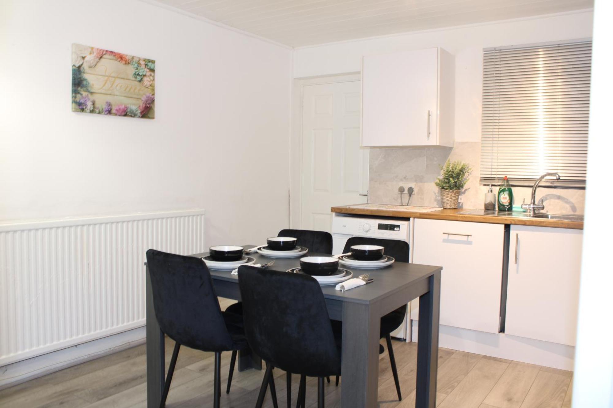 F2S Serviced Apartments 2Bedroom Terrace House With Free Wifi Netflix Suitable For Contractors Walking Distance To Train Station Дарби Екстериор снимка
