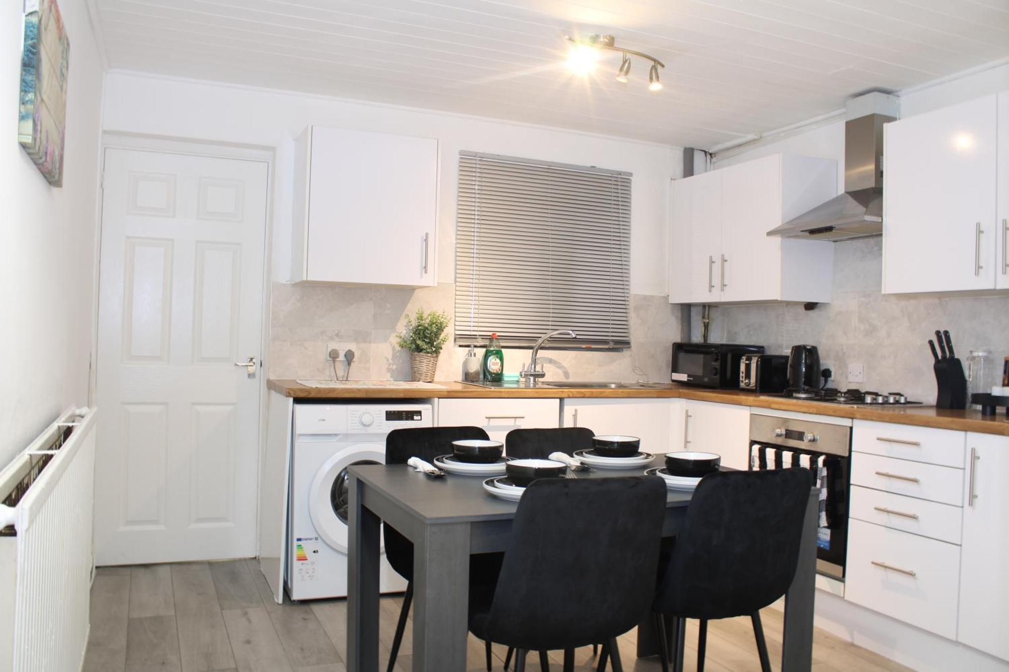 F2S Serviced Apartments 2Bedroom Terrace House With Free Wifi Netflix Suitable For Contractors Walking Distance To Train Station Дарби Екстериор снимка